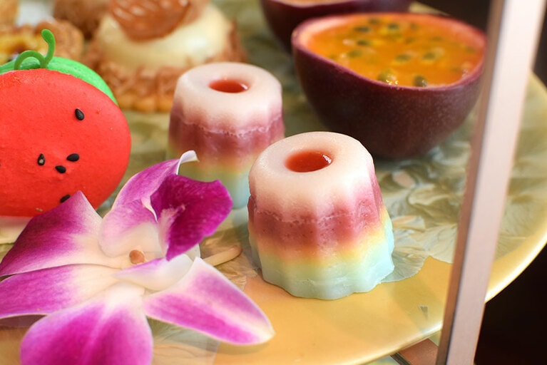 「サグ」はタピオカ、「ラピス」はレイヤーのことで、タピオカの生地を層にして蒸したもの。赤はラズベリー、水色はミントシロップ由来。甘さひかえめで、ほっこりした食感が楽しい。