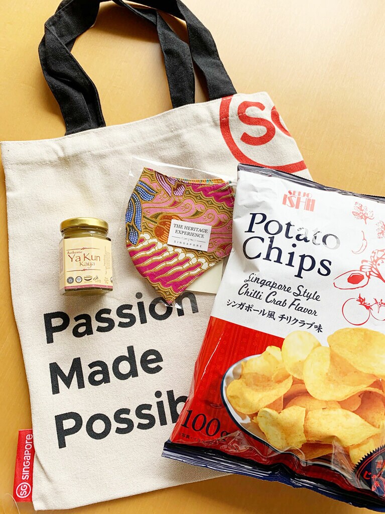 お土産の布製バッグの中には、バティック柄のマスクとシンガポールの味、シンガポール風チリクラブ味のポテトチップスと「KAYA(カヤ)」が入っていた。