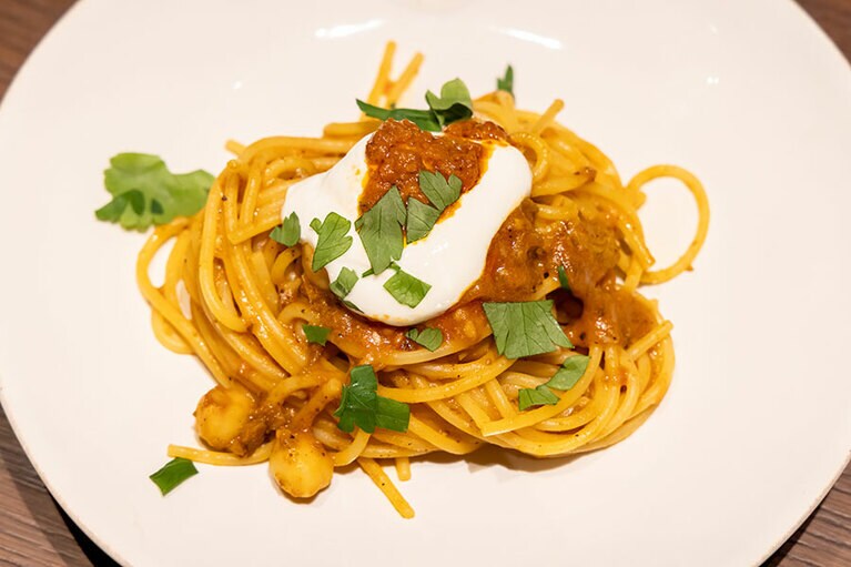 ランチコースで選べる「本日のパスタ」。仔羊とスパイスのトマトラグーソース。ヨーグルトとアリッサ。