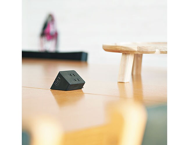 ダイニングテーブルの裏に配線を通し、コンセントを設置。充電もスマートに。