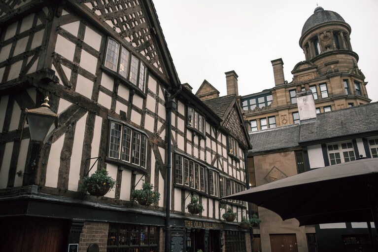 白壁に木を貼り付けたイギリスの伝統的な家が街の到る所に。