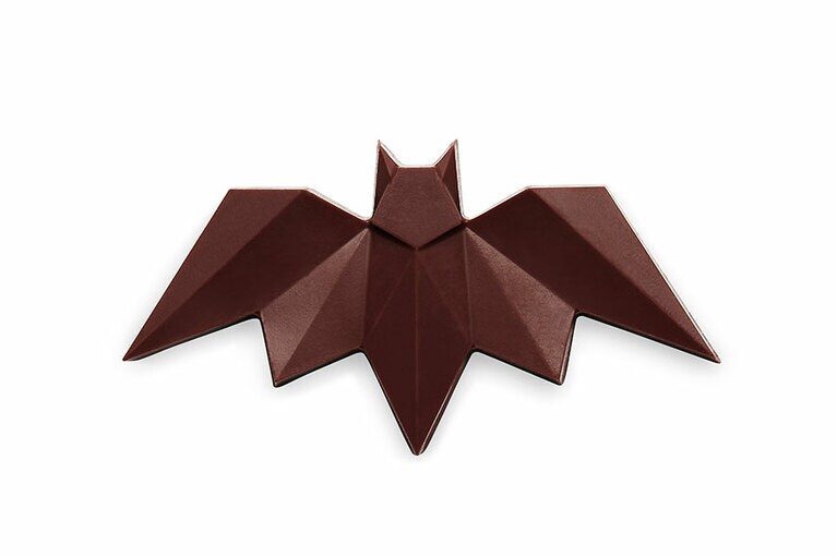 「コウモリ」。写真はノワール。オ・レもあり、各864円。🄫AtelierMai98