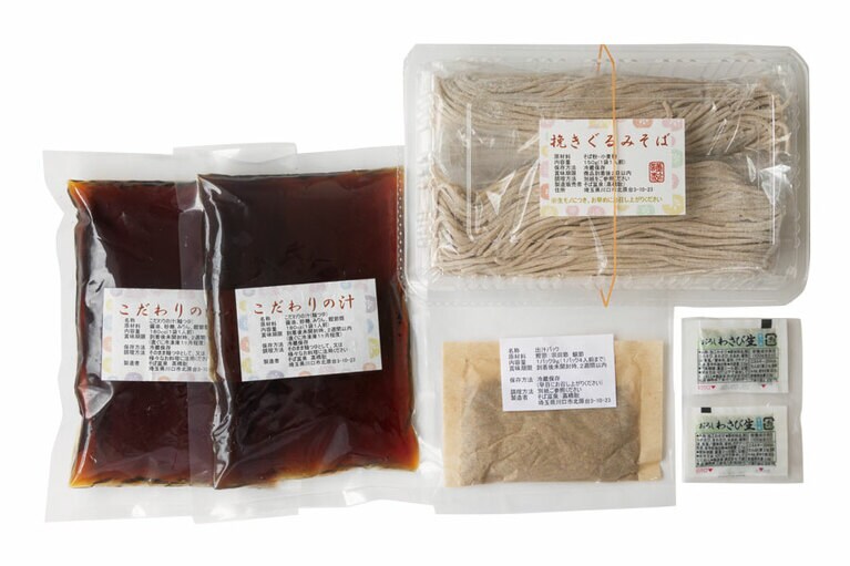 挽きぐるみそば〈生そば150g、そば汁180ml、わさび、出汁パック〉500円／そば富泉