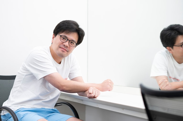 うに君と同じポーズをとってくれた阪本さん　©文藝春秋