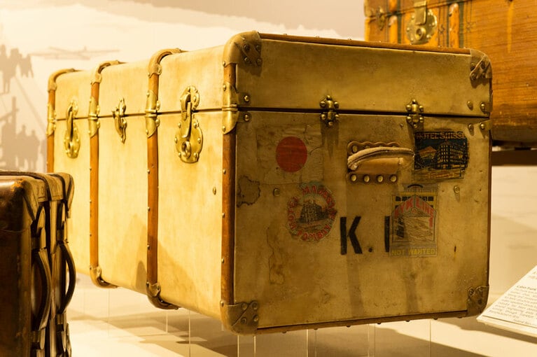 日本の政府高官が使ったというトランクにはステッカーが。