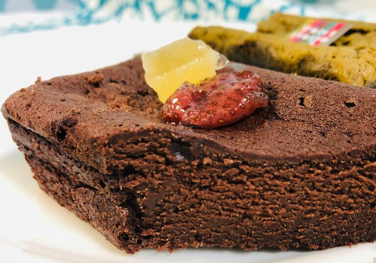 文春マルシェで展開しているのは、王道のガトーショコラと3種のお茶(ほうじ茶、和紅茶、抹茶)を使用したショコラの計4種。まずはお店の代表作である「ガトーショコラ」から。