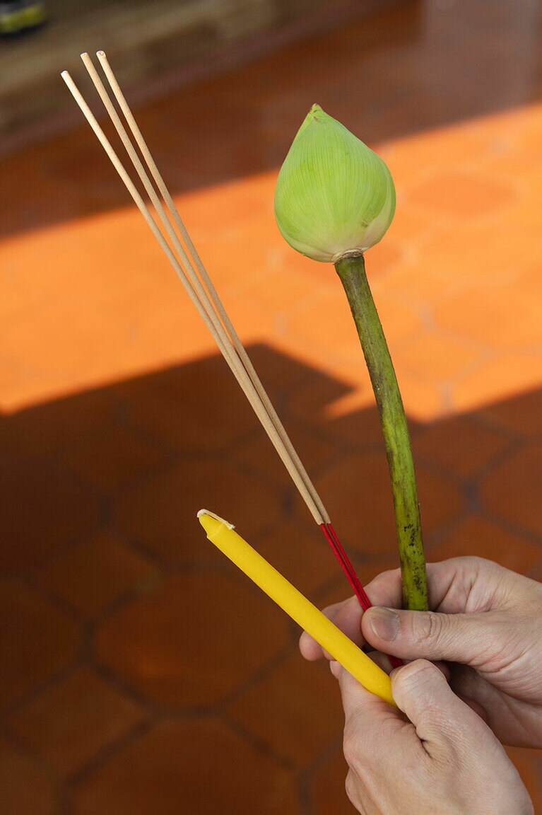 ろうそく、線香、蓮の花がお供えの3点セット。