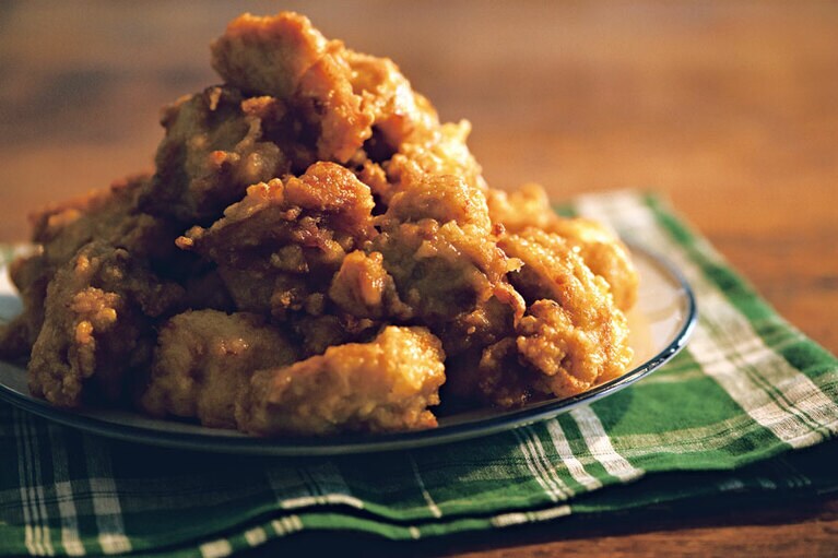 若どりの唐揚げ 100g 約3個あたり200円(税込)／信濃屋