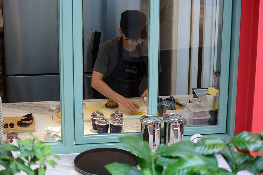 店内カフェからケーキやチョコがけポップコーンなどを作っている様子が見える。
