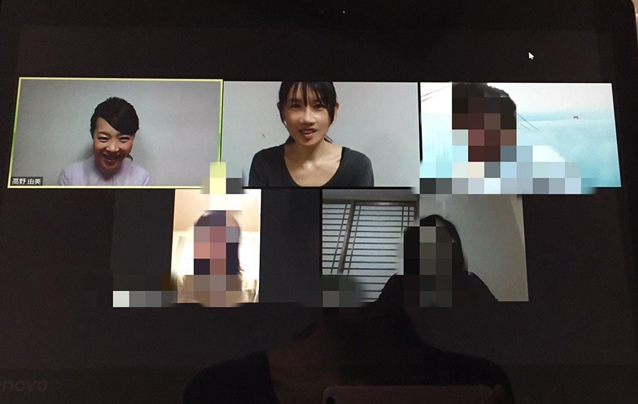 顔ヨガ講師・高野由美先生のレッスン受講時のスクショ。マルチ画面では、明るい人の画面に目が行きやすくなる気がします。