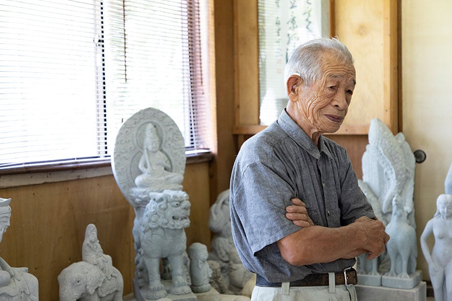 ［日本遺産・滝ヶ原地区］滝ヶ原でただ一人、石彫りの工房を守り続ける中谷 篁さん。伝統的な石仏から現代的なオブジェまで、多彩な作品を手がけてきた名工です。
