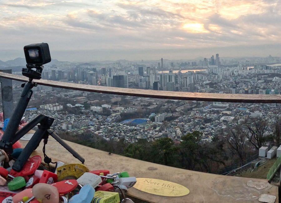 南山タワーからソウルの街並みを見下ろして。