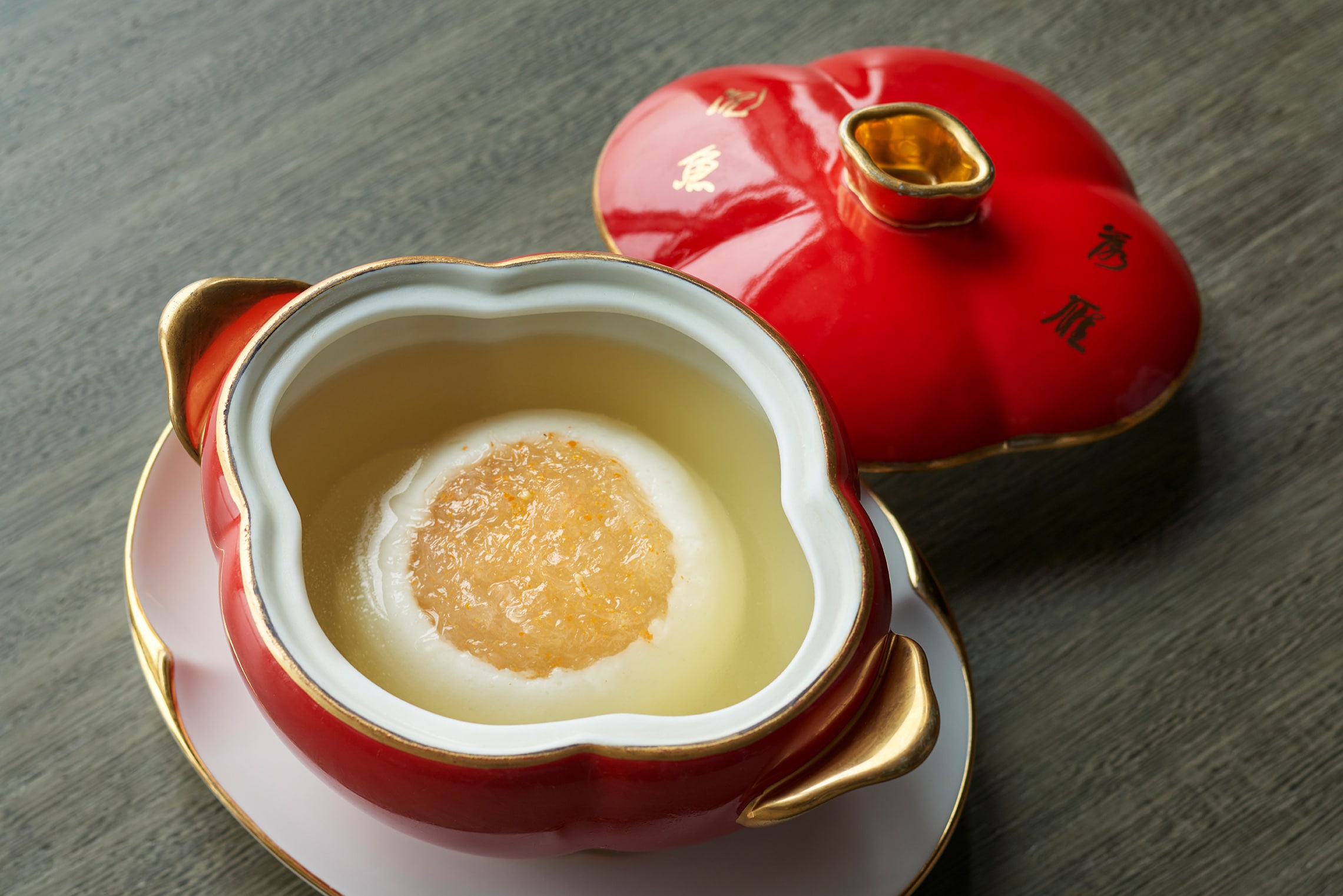 植物燕の巣入り スジアラ団子の蒸しスープ