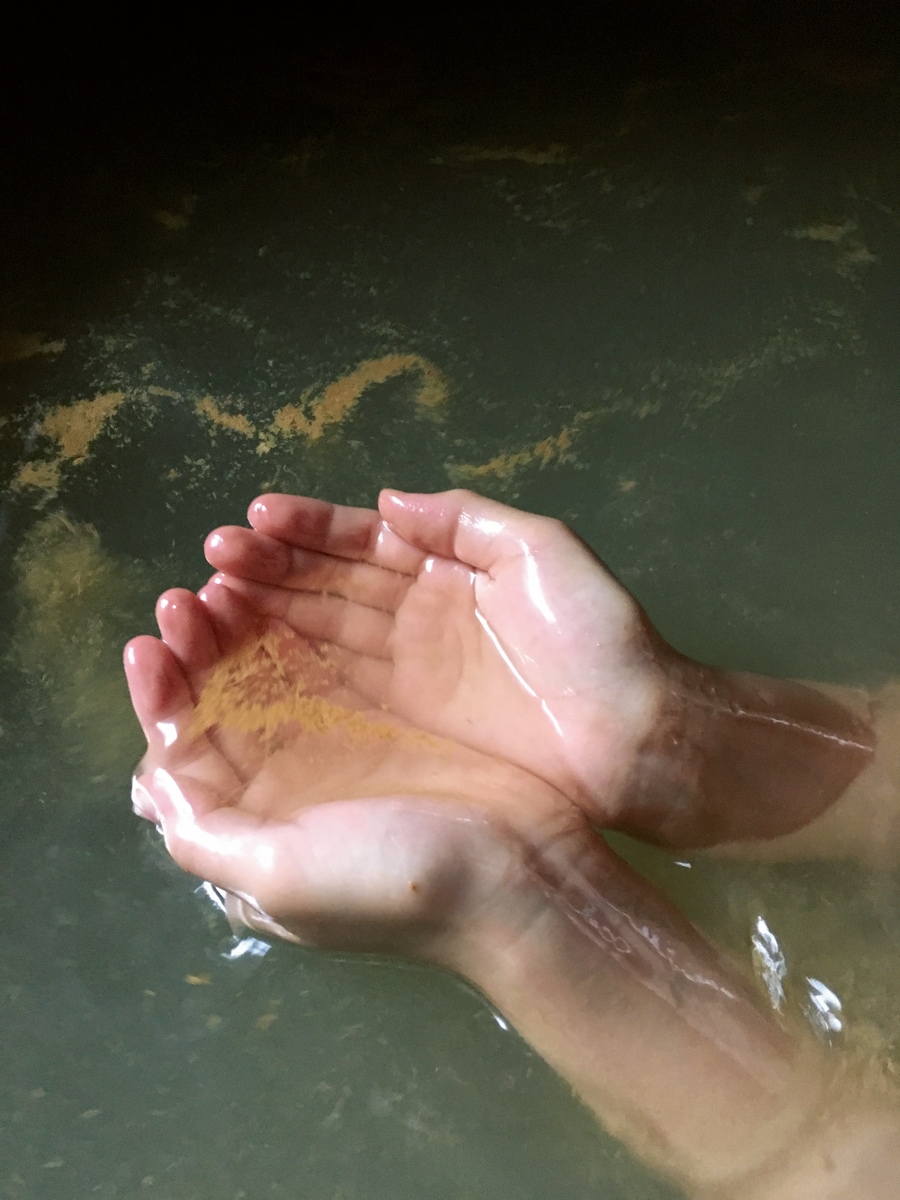 【川島旅館】日によって温泉に含まれるオイルの濃さが異なるのも楽しみのひとつ。