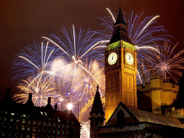 大英帝国版の除夜の鐘とともに 盛大な花火で新年の幕開けを祝う 今日の絶景