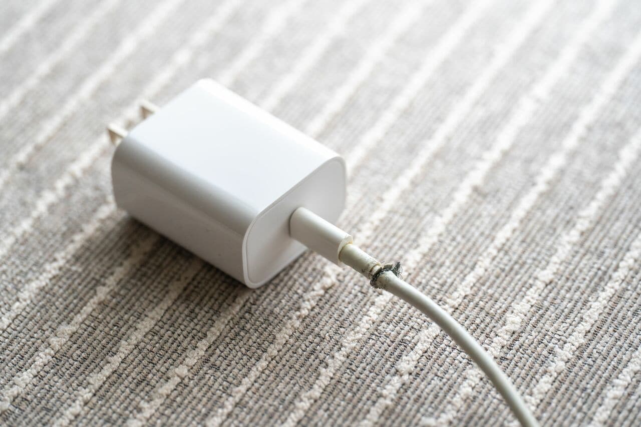 充電コードの根元は、抜き差しの負荷で断線しやすく、異常発熱を起こしやすい。損傷があればすぐに買い替えること　©AFLO