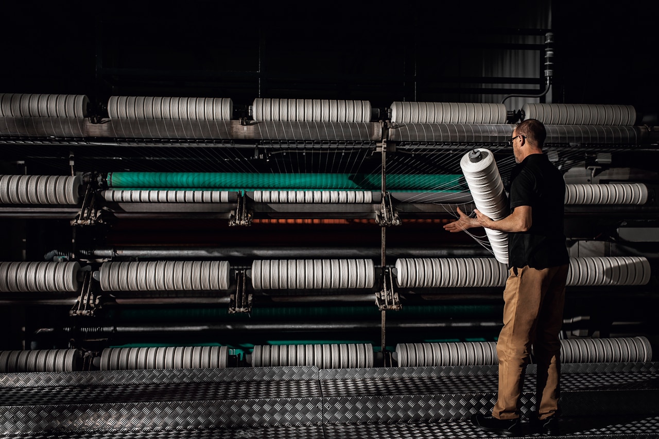 糸にする前に繊維を束状にする工程。