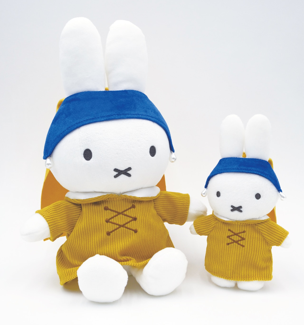 ぬいぐるみ（左）5,500円、マスコット（右）2,860円。©︎ Mercis bv