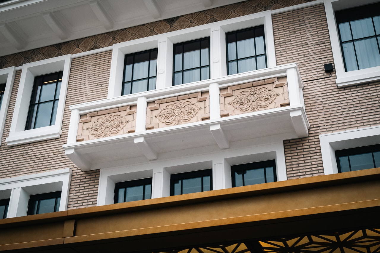 「弥栄会館」のタイルを再利用したファサード部分。中央の横に3つ並んだテラコッタ（素焼きレンガ）は、帝国ホテル二代目本館（ライト館）と同じ常滑のレンガ精製所で作られている。