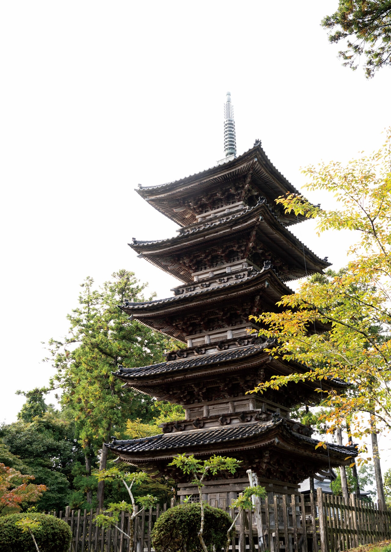 相川の宮大工棟梁が親子二代、30年がかりで完成させたと伝わる五重塔。建築様式は和様の三間五重塔婆で全高約24m。