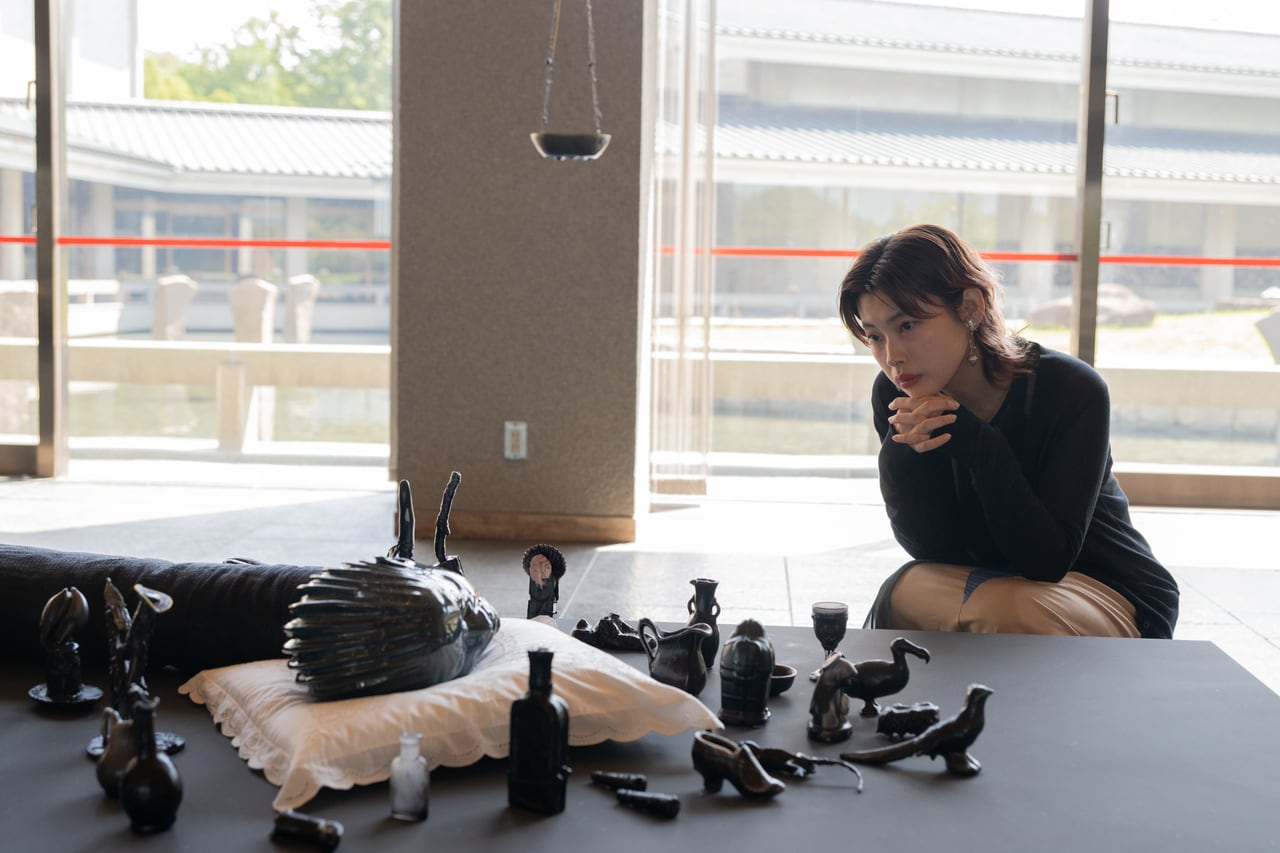 ワンゲシ・ムトゥ(Wangechi Mutu)《眠れるヘビ》 2014-2025