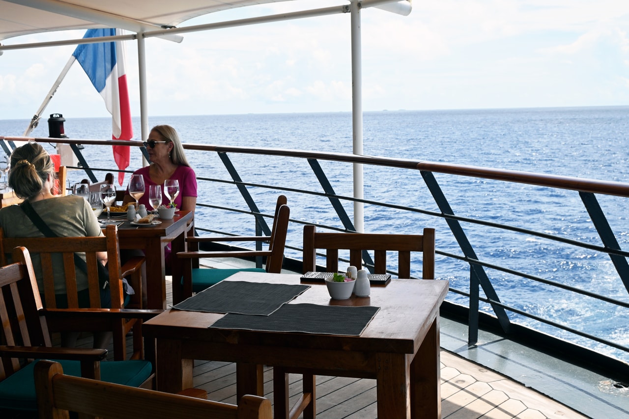 「ラ・ヴェランダ」のテラス席。朝、海風が気持ちいいです。