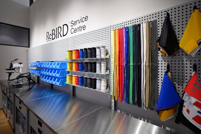 カウンター奥に備えられているのが、ファスナーテープやパッチなど修理用のパーツだ。大幅な修理が必要な場合は、リペアセンターに送られる。