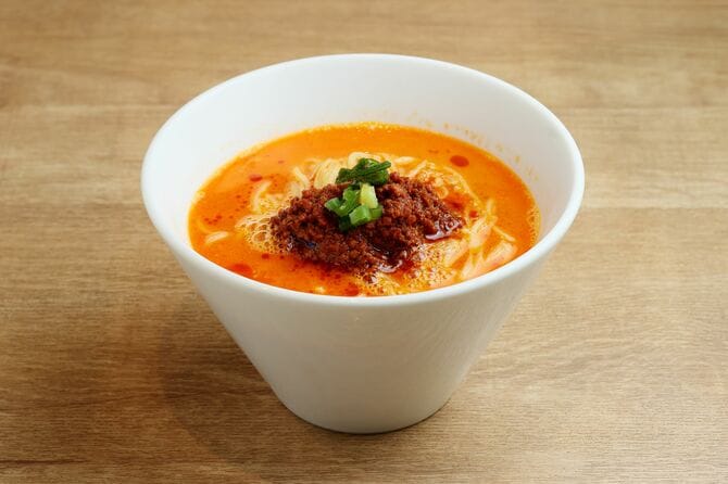 四川担々麺、605円(税込/イートイン)