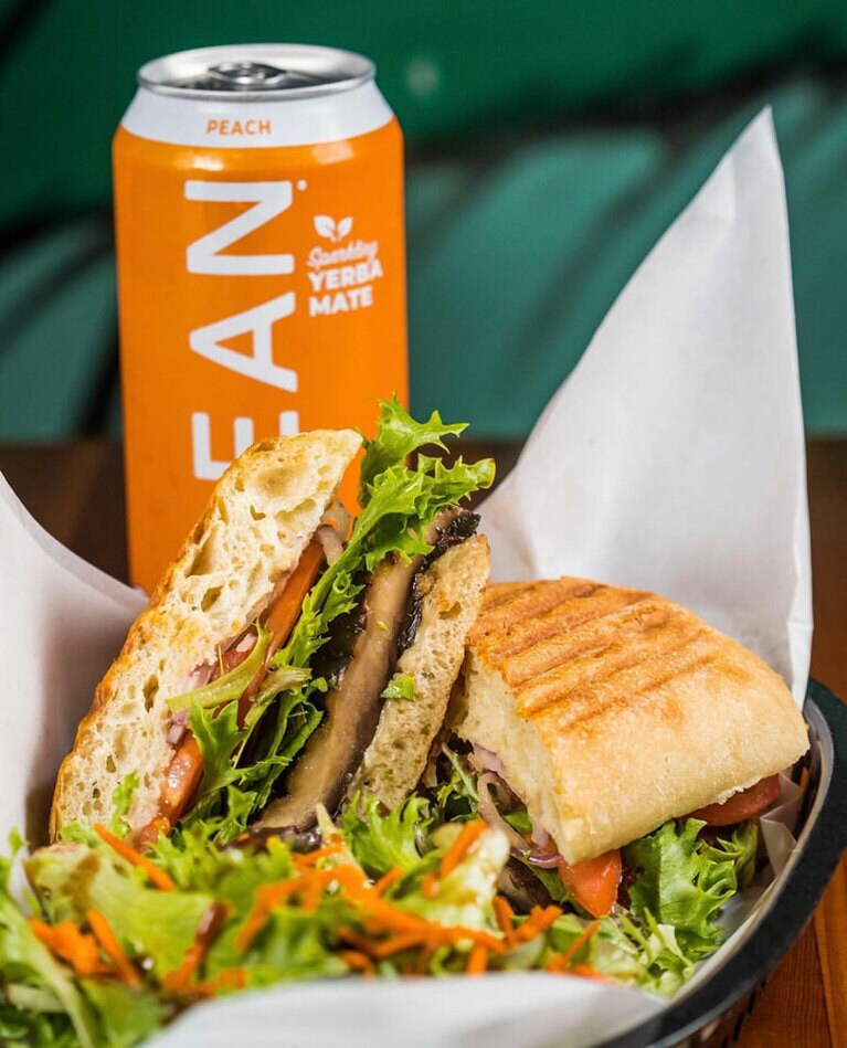 味付けがいいからぺろっと食べられる「ポートベロマッシュルームサンドイッチ」。