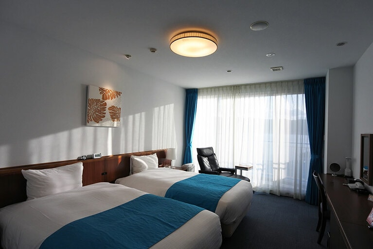 全室にリクライニングチェアが置かれ、ベッドはシモンズ。