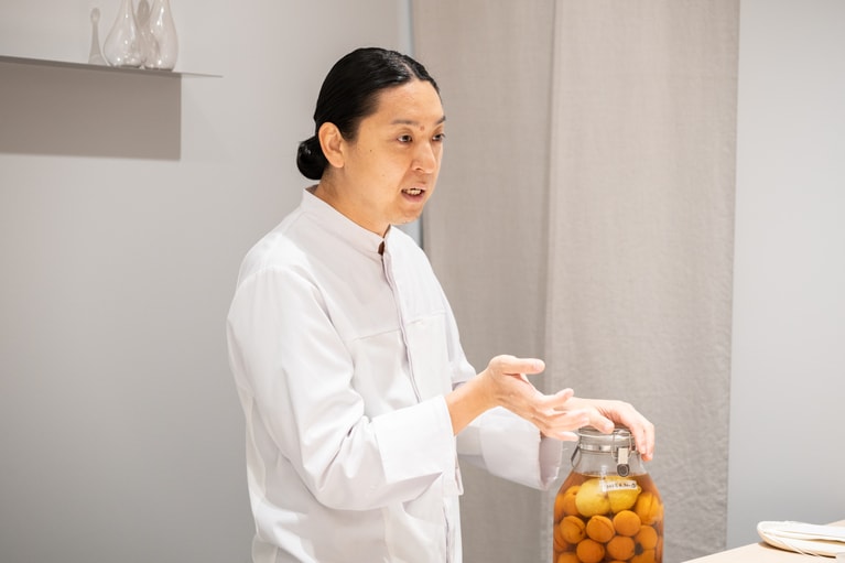 アンズのシロップ漬けについて語る田村シェフ。