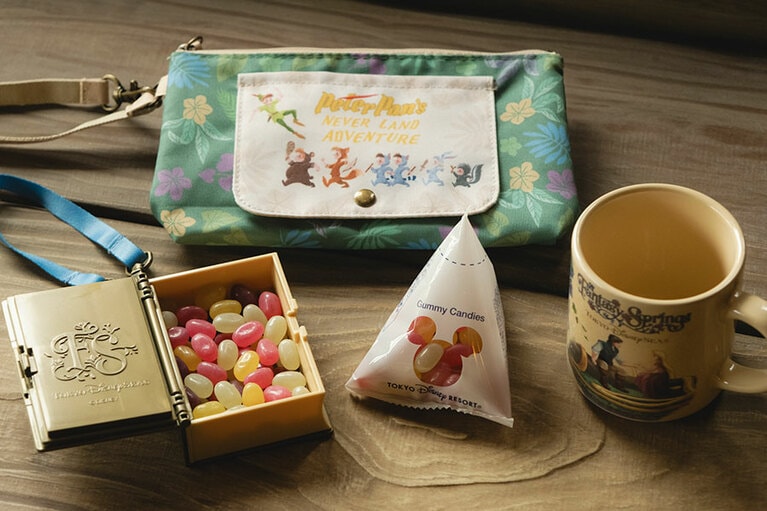 「スーベニアおてふきキャリー」1,100円、「ライムゼリー＆ヨーグルトムース　スーベニアカップ」650円、「グミキャンディー、ミニスナックケース」1,200円。