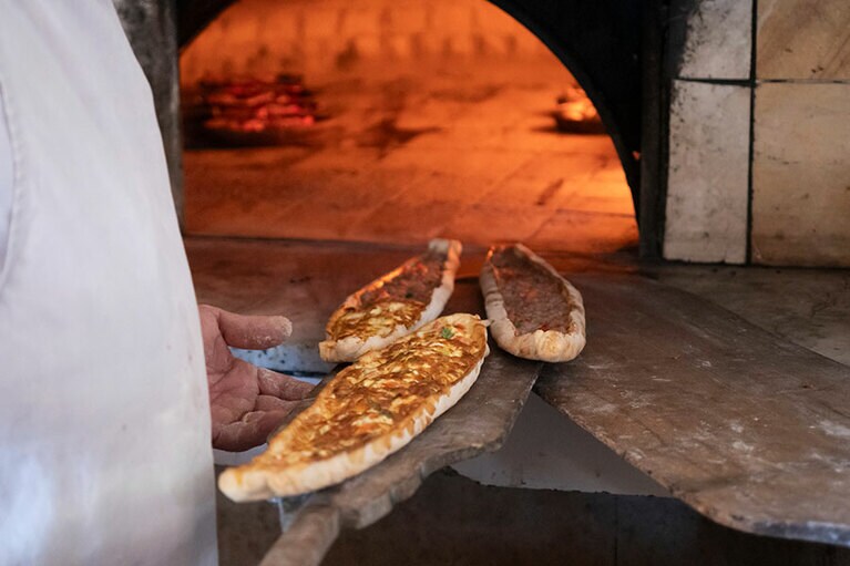 名物のピデはフルンと呼ばれる石窯で焼き上げられる。