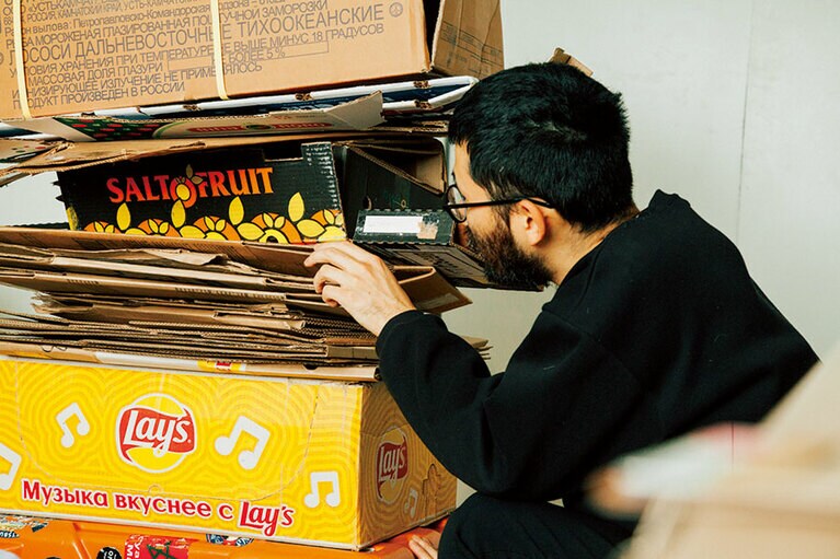 「ダンボールは匂いにも個性あり。ダンボールからは、ナンプラーやカニなど入っていたものの匂いを感じることもあります。実は五感で楽しめるんです。」(島津さん)