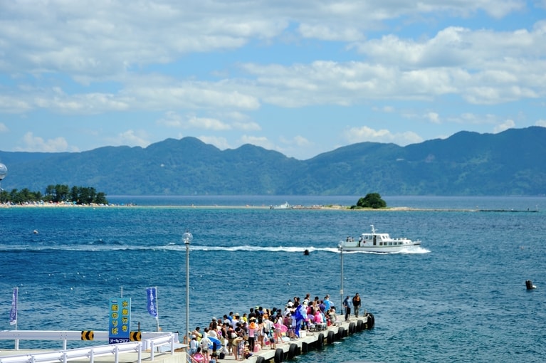 夏の瀬渡しは朝から行列が。多いときでは1日1,500～2,000人訪れるそう。写真／敦賀観光協会