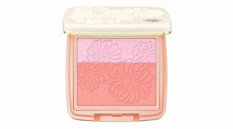 透明感溢れる表情を演出するシュガーピンクとライブリーなコーラルの2色がセットに。ポール＆ジョー プレスト ブラッシュ 02(レフィル) 2,750円／ポール & ジョー ボーテ