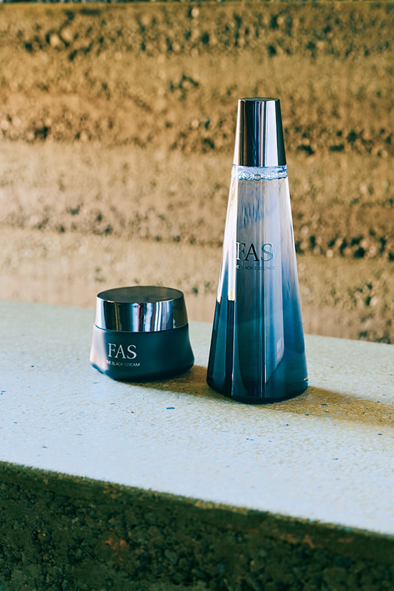 黒米の発酵の力を肌に。FAS ザ ブラック エッセンス 200mL 11,550円、FAS ザ ブラック クリーム [医薬部外品] 80g 24,220円（10/6発売）。