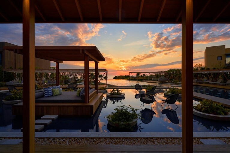 ドラマティックなサンセットが水盤に映る絶景。