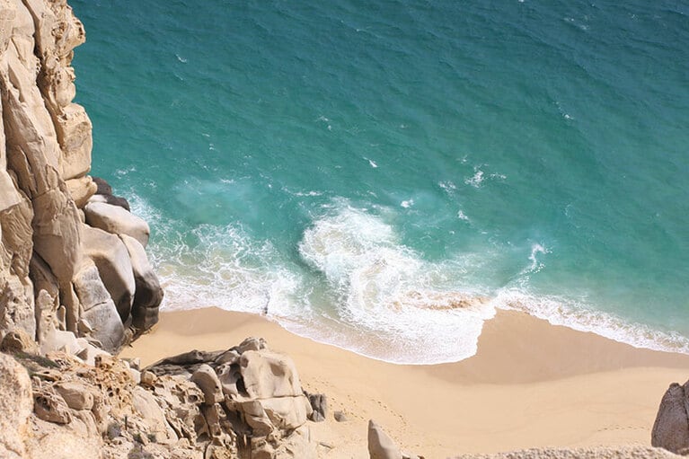 ディボースビーチに渦巻く波。