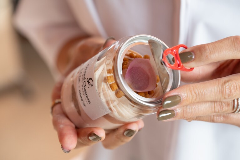 たっぷりのクリームやピュレ、ホワイトチョコが層に。