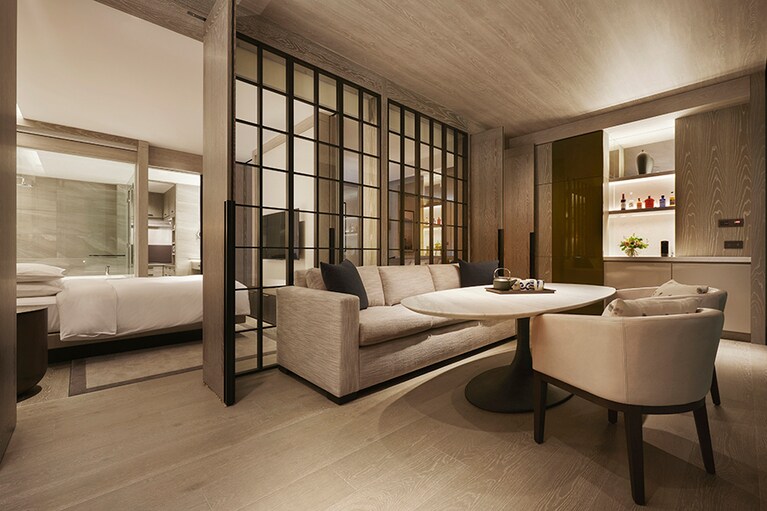 パーク ハイアット ニセコ HANAZONO［北海道／花園温泉］キングスイートの客室。ソファはベッドとしても使用可。