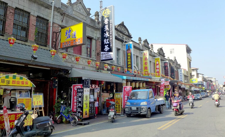 瀟洒な建物が軒を連ねる中山路。賑やかな商店街になっています。