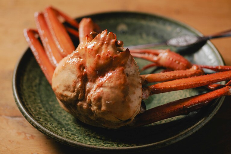 紅ずわいカニは一人にまるごと一匹提供されるという、なんという贅沢！