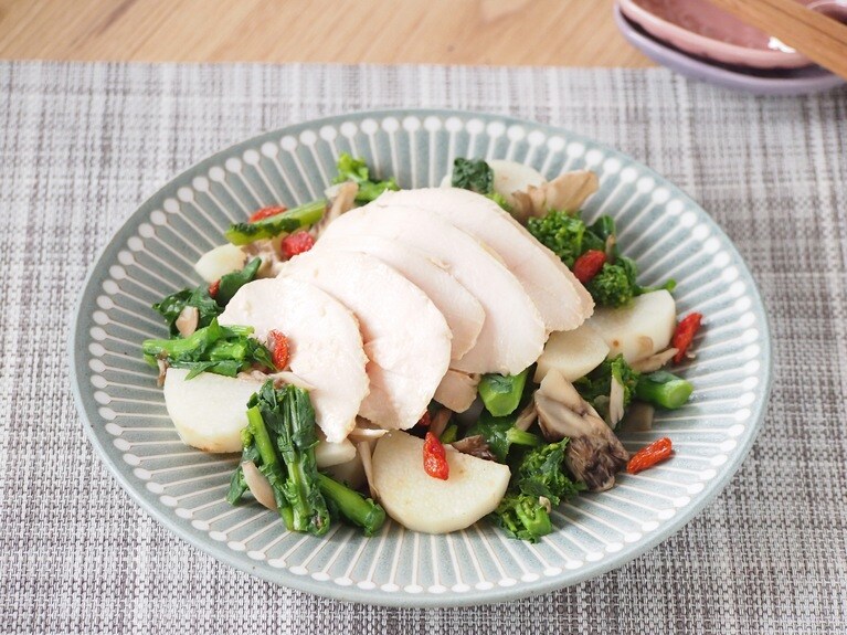 味噌麴付のサラダチキン。鶏肉を甘酒と味噌に漬け込むことで、しっとりやわらかに。