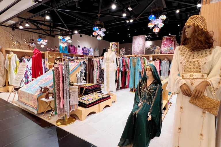 肌が隠れる服を持っていない場合は、レンタルするか、地下のショップで購入することもできる。