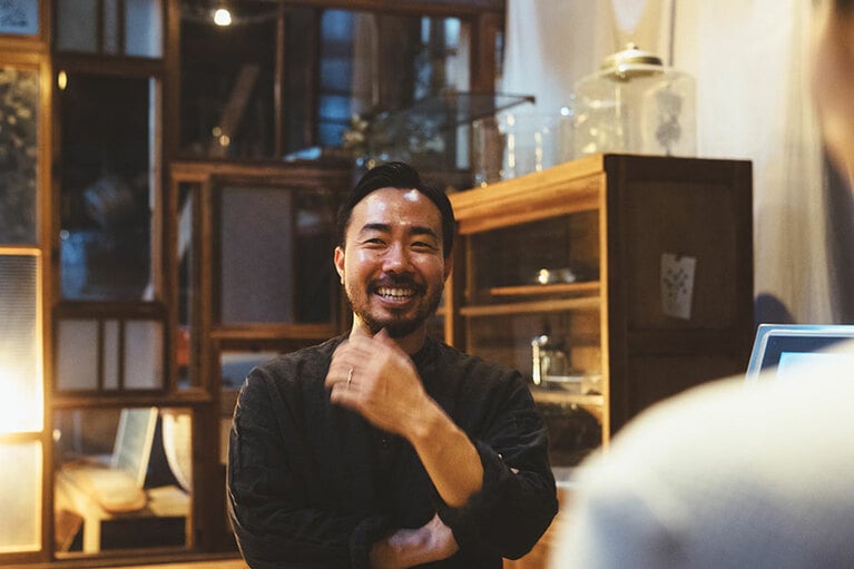 人懐っこい笑顔が魅力の丹澤さん。独学でコーヒーを学び、24歳の時に「AKITO COFFEE」をスタートさせた。隣駅にある「@Tane」はイベントスペースとしてワークショップや展示を行う。