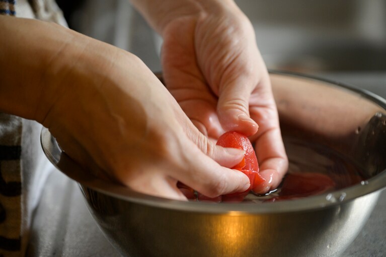 手でするするむけるはず。