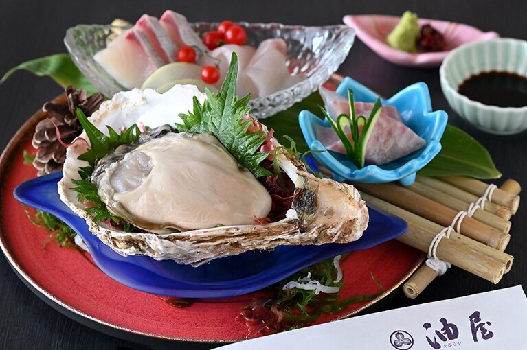 岩牡蠣会席が楽しめる宿泊プランは1泊2食付き1名20,900円～（2名1室）。