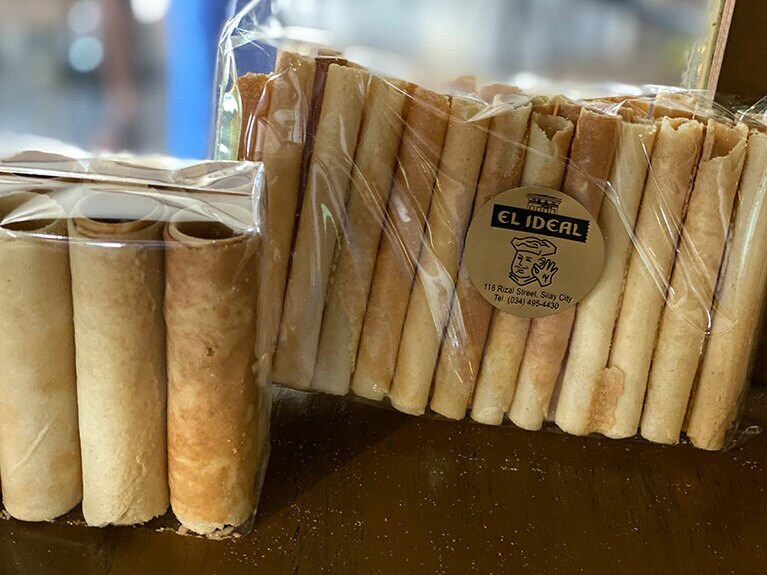 ウエハースを葉巻状に巻いたお菓子バルキージョ。