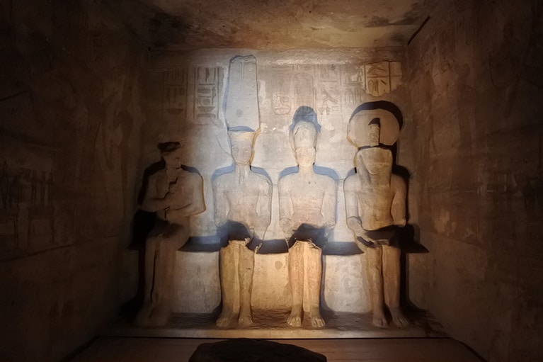 至聖所の4体の神々のうち、左端の闇の神プタハのみ光が当たらない設計。